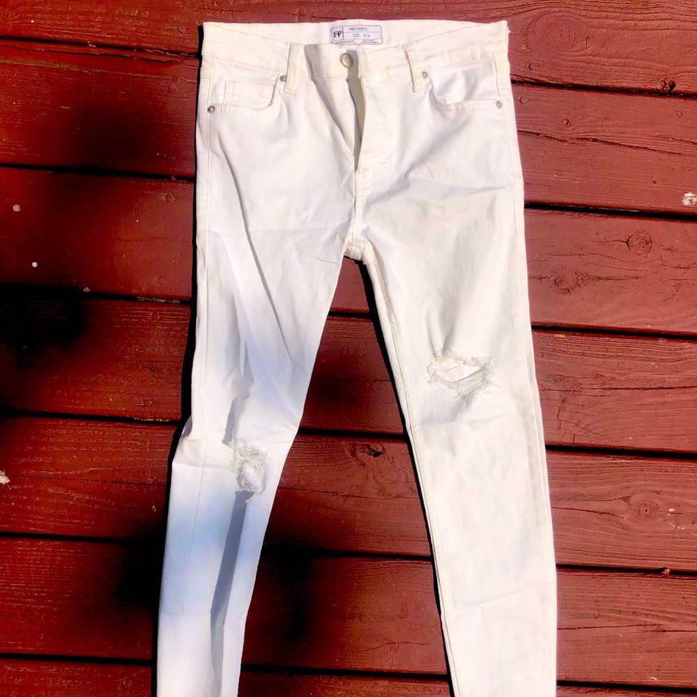 We the Free NEVER WORN white ripped jeans